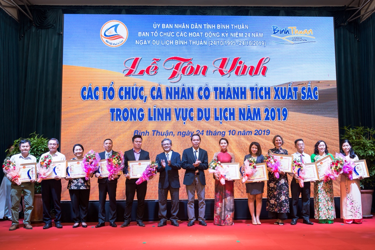 UBND tỉnh Bình Thuận trao tặng giải thưởng cho các tổ chức, cá nhân có thành tích xuất sắc trong lĩnh vực du lịch năm 2019